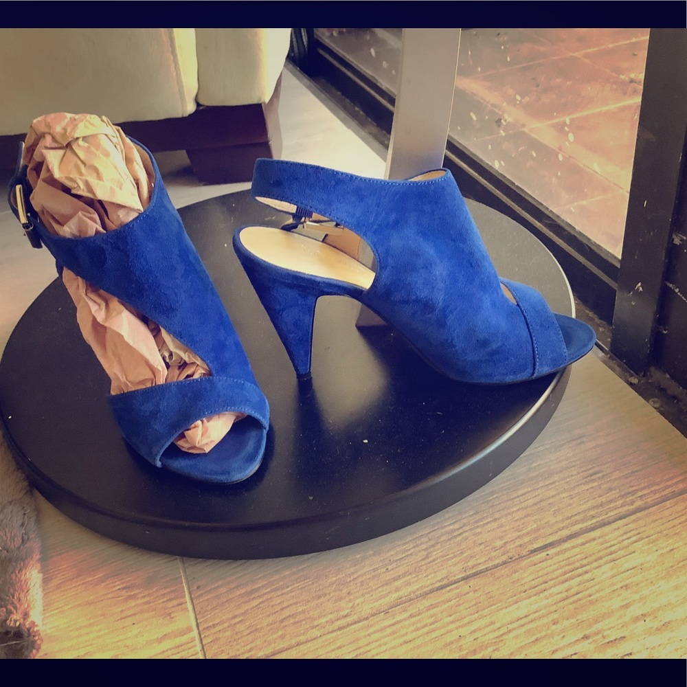Gorgeous Blue suede 9 West strapping sandal